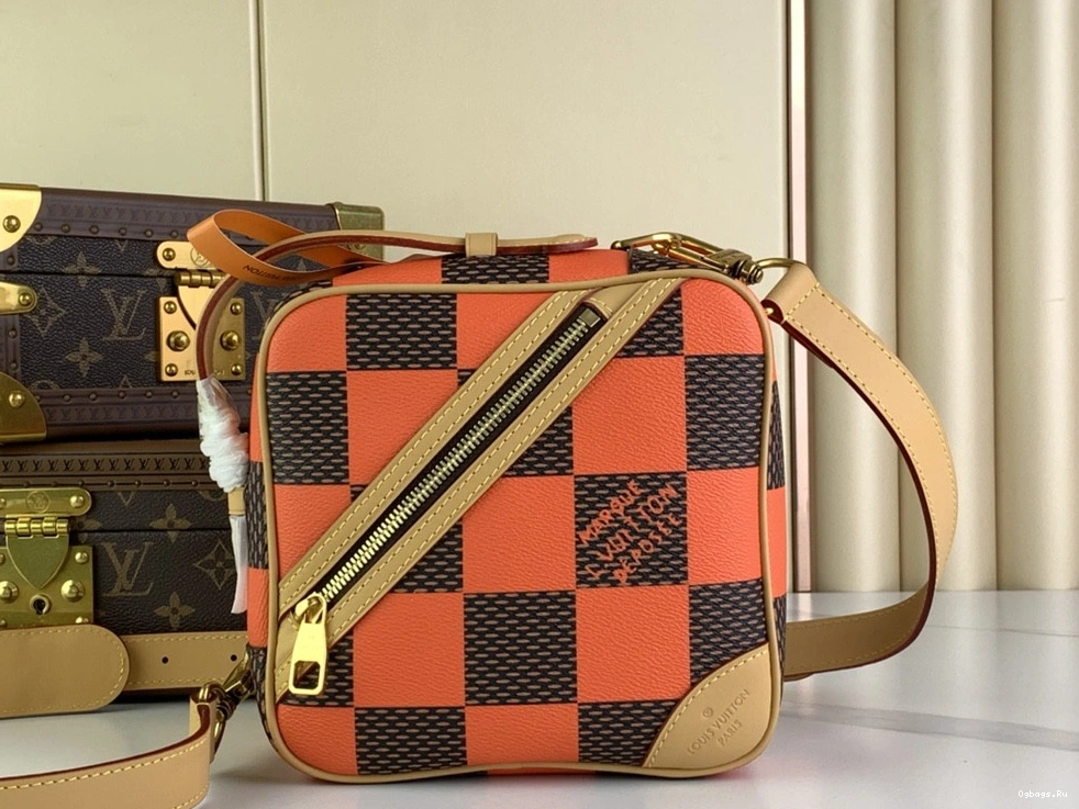 Chess VUITTON Messenger-24*24*8CM LOUIS 0418